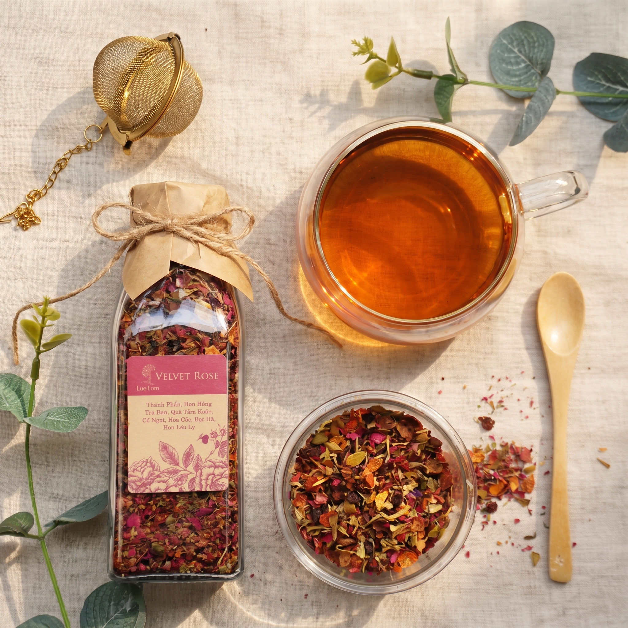 Trà Velvet Rose trong Chai thủy tinh. Trà lá rời, được đựng trong chai thuỷ tinh có nắp , chai trà thuỷ tinh trong suốt có thể nhìn thấy trà và hoa bên trong. Mỗi lần uống lấy 1 ít pha, sau đó đậy kín