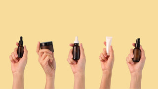 Sản phẩm skincare trên tay, minh họa chu kỳ phục hồi da