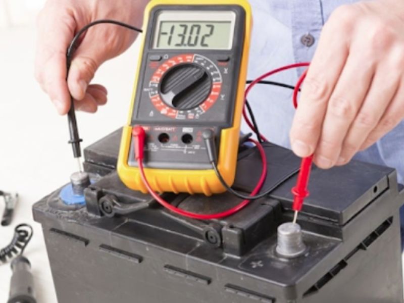 Ắc quy yếu hoặc điện áp hệ thống không ổn định