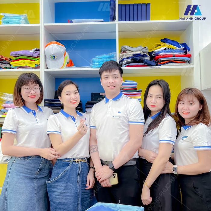 Kiểm tra chất lượng đồng phục và đối chiếu thông số kỹ thuật với mẫu thực tế