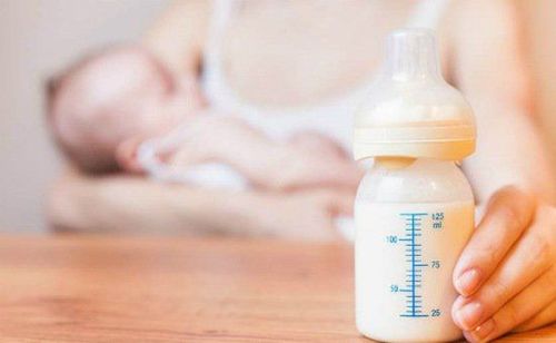 Bà mẹ đọc kỹ thành phần trà thảo mộc