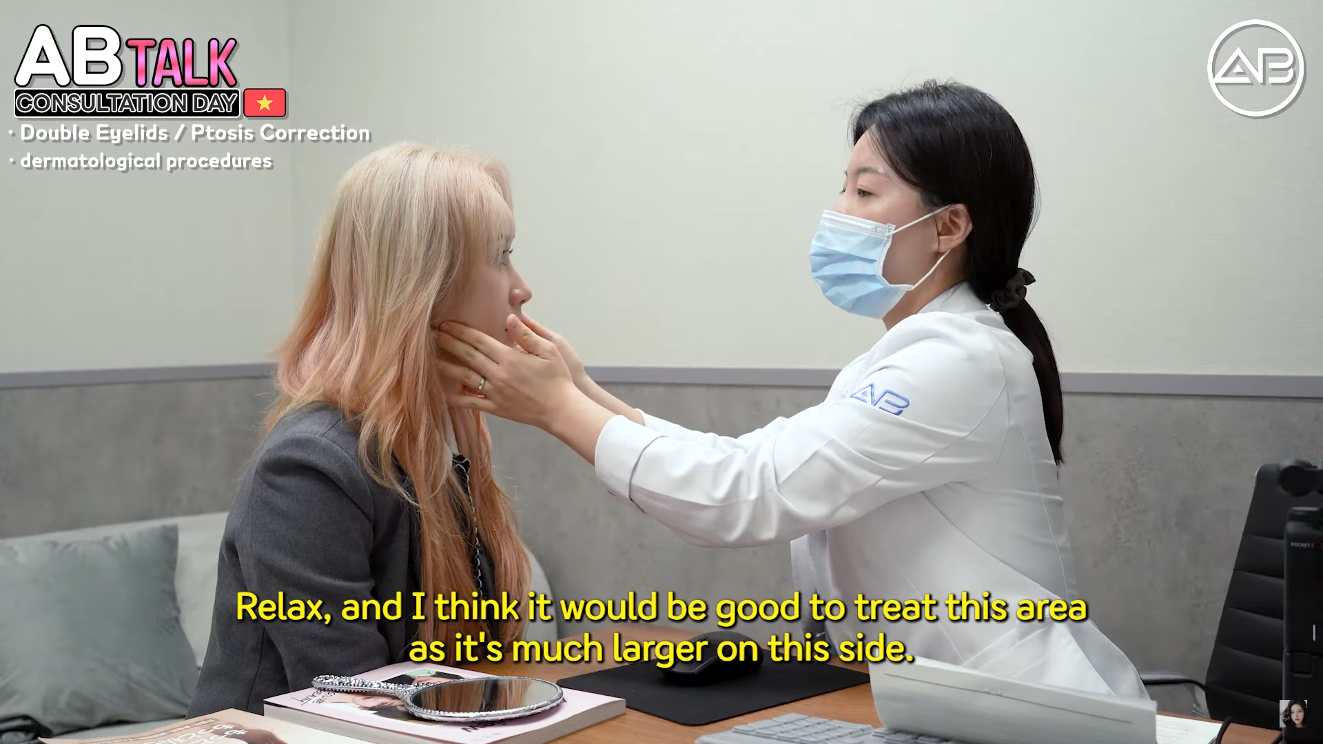 Bác sĩ Hàn Quốc tư vấn cho khách hàng