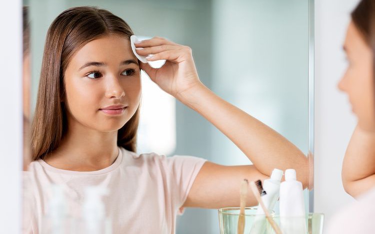 Các bước chăm sóc da mụn vào mùa hè giúp kiểm soát bã nhờn