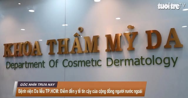 Bác sĩ gây mê theo dõi thiết bị trong ca phẫu thuật nâng ngực