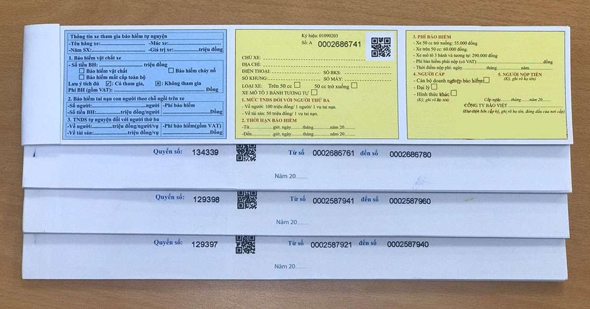 Người đàn ông đang thảo luận các lựa chọn mua bảo hiểm PVI ô tô tại bàn tư vấn để tìm địa chỉ uy tín