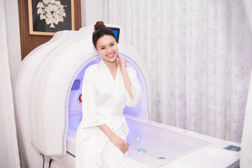 Bác sĩ tư vấn khách hàng về quy trình và tiêu chuẩn an toàn thẩm mỹ