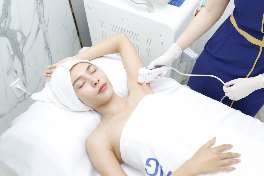 Chị em phụ nữ đang tìm hiểu dịch vụ triệt lông bikini tại môi trường chuyên nghiệp