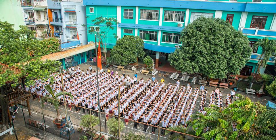 Cổng trường THCS Hồng Đức, một trong những trường chất lượng cao tại TP.HCM, thể hiện mục tiêu tuyển sinh THCS top