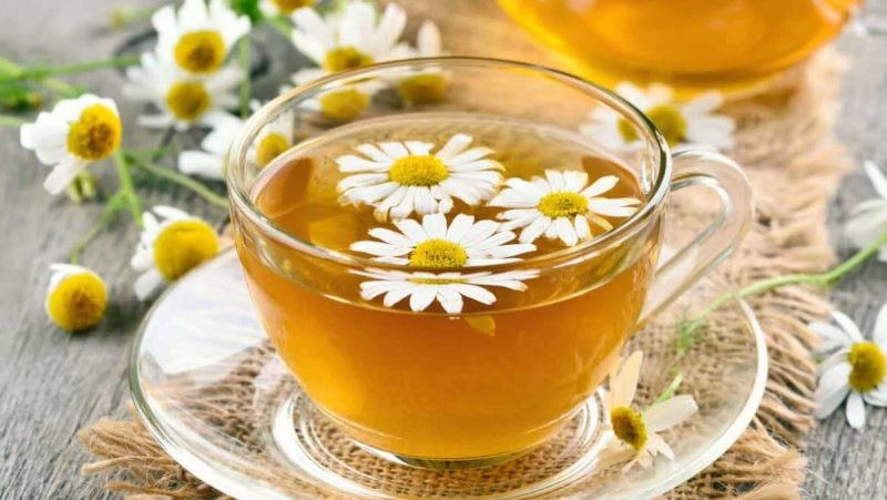 Tách trà hoa cúc hỗ trợ giấc ngủ