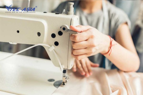 Công nhân đang kiểm tra sản phẩm tại xưởng may để đảm bảo năng lực sản xuất