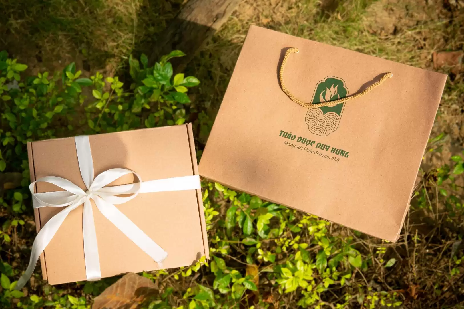 Set quà tặng trà thảo mộc cao cấp với bao bì thiết kế riêng đầy tinh tế