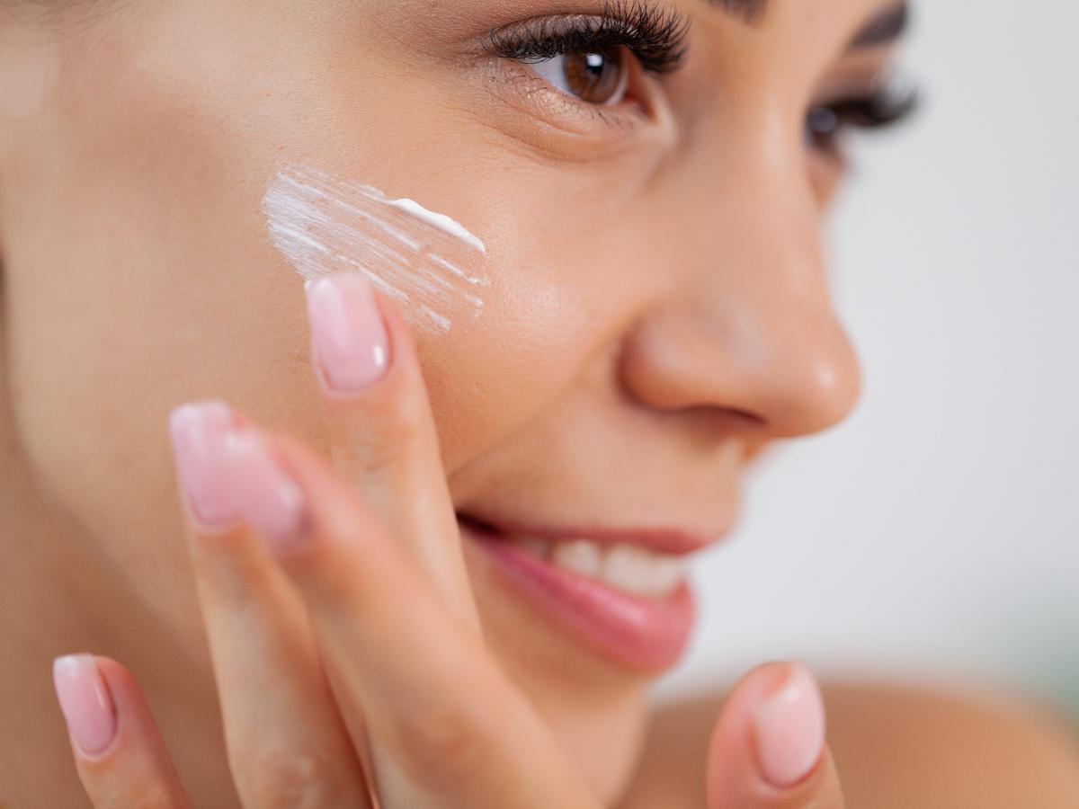 Da bị bào mòn thường khô, đỏ và dễ kích ứng, cần chăm sóc phục hồi chuyên sâu.