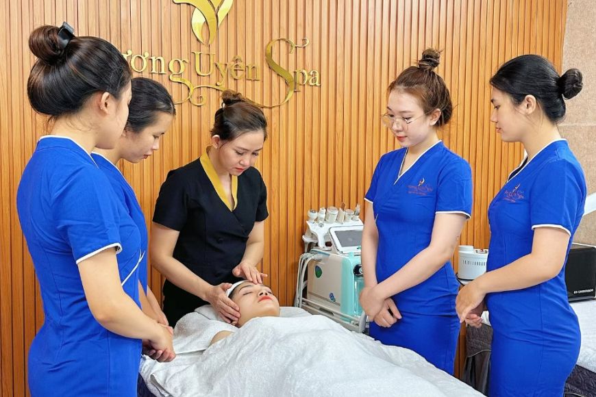 Nhân viên spa trong đồng phục chuyên nghiệp, tạo cảm giác thư giãn cho khách hàng