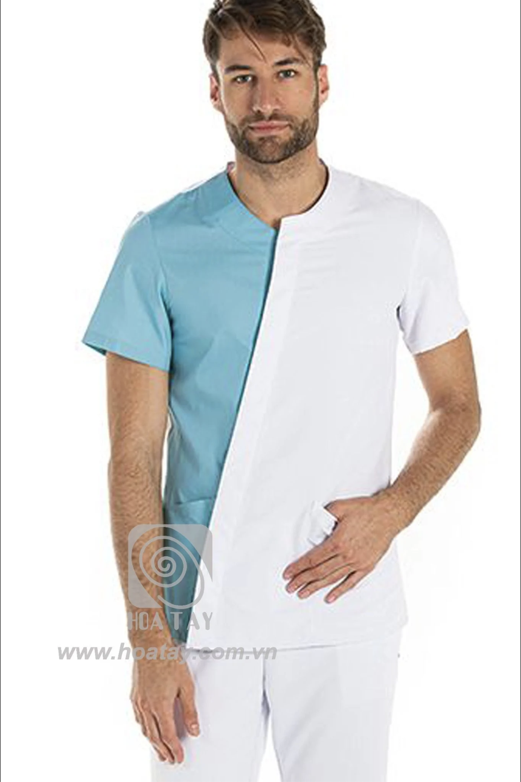 Một nam giới mặc áo blouse (áo y tế) phối hai màu; thiết kế cổ tròn lệch (asymmetric neckline), tay ngắn, chất vải cotton pha, phối màu trắng và xanh ngọc, túi chìm bên hông; chụp studio nền trắng, án