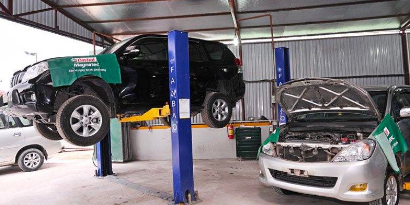 Kiểm tra kỹ thuật viên tại gara để đảm bảo an toàn cho nội thất