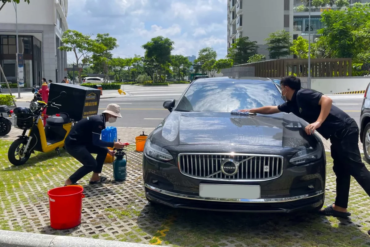 Kỹ thuật viên chuyên nghiệp thực hiện quy trình chăm sóc xe tiêu chuẩn, đảm bảo chất lượng tại trung tâm ô tô uy tín.