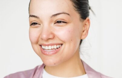 Người phụ nữ với làn da khỏe mạnh, minh họa cách phục hồi hàng rào bảo vệ da hiệu quả