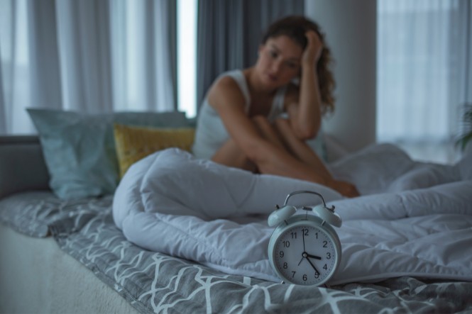 Phụ nữ trẻ mệt mỏi với làn da kém sức sống do thiếu ngủ