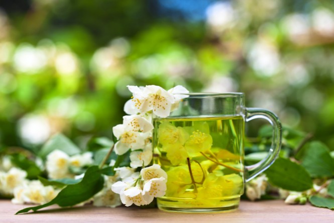Ly trà hoa nhài thơm dịu giúp thư giãn và cải thiện giấc ngủ, đẹp da từ bên trong