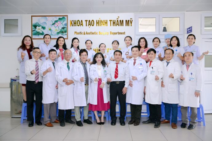 Bác sĩ thẩm mỹ giàu kinh nghiệm đang thăm khám trực tiếp cho khách hàng trong môi trường bệnh viện chuẩn y khoa