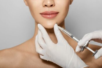 Bác sĩ thăm khám tình trạng da trước khi thực hiện căng chỉ nhằm đảm bảo an toàn.