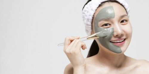 Lựa chọn dưỡng ẩm kết cấu gel mỏng nhẹ cho da mụn