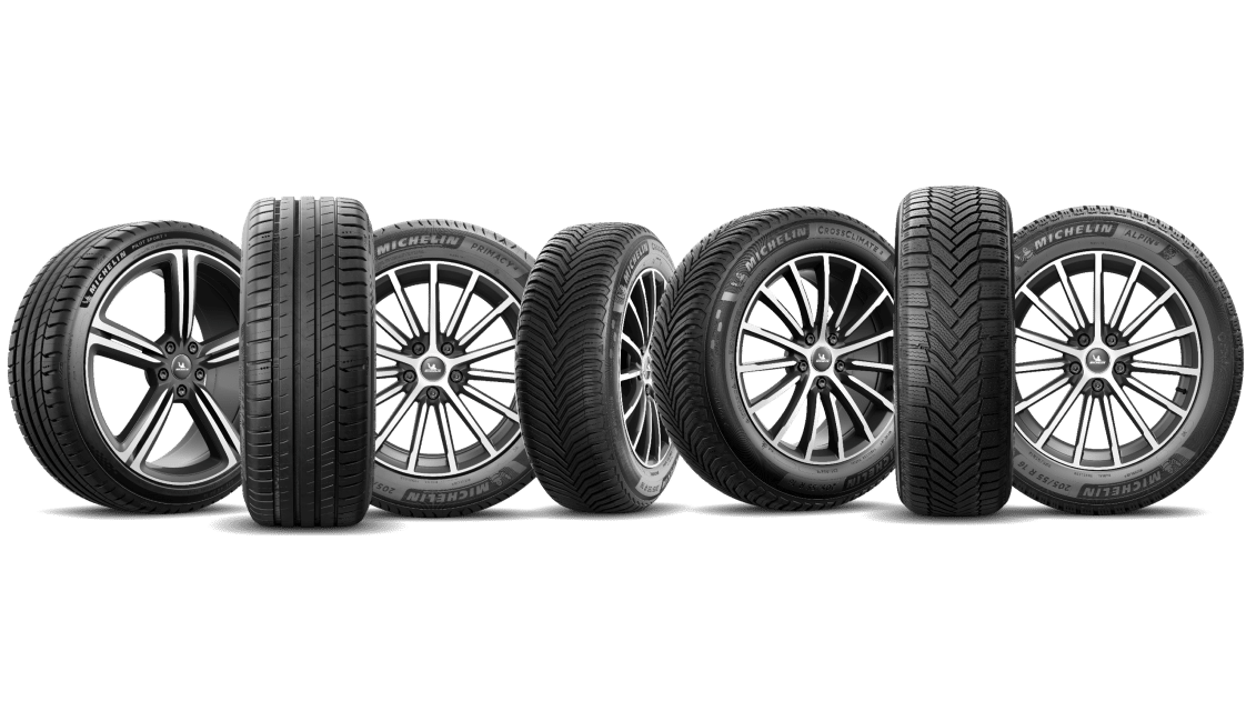 Người lái xe thực hiện kiểm tra áp suất định kỳ để đảm bảo an toàn cho lốp xe dịch vụ trên mọi cung đường.