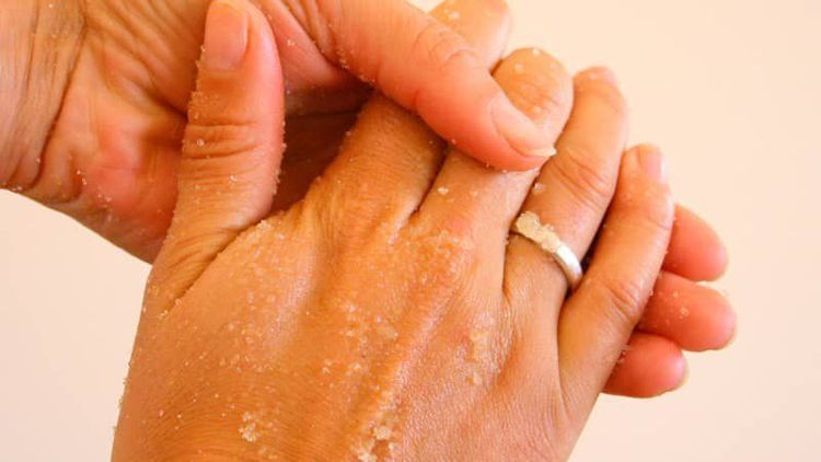 Thực hiện thử nghiệm kem dưỡng tại vùng da mỏng giúp nhận diện sớm các dấu hiệu kích ứng