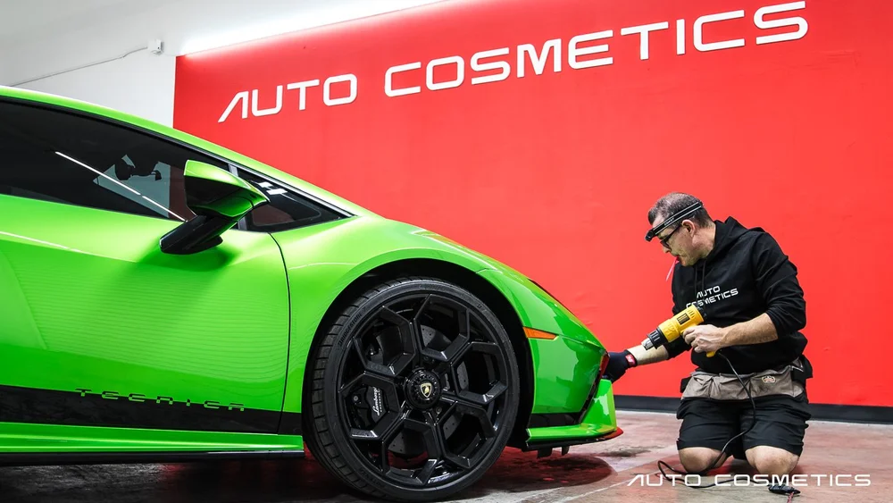 Lắp đặt phim bảo vệ sơn PPF chuyên nghiệp trên Lamborghini Huracan, thể hiện đầu tư thông minh cho bảo vệ sơn PPF