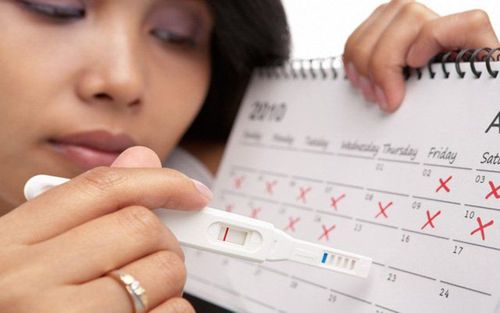 Nhận diện dấu hiệu da mụn và cách xử lý vào mùa nóng cho trẻ em