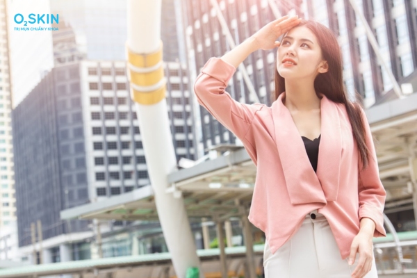 Hướng dẫn đọc bảng thành phần mỹ phẩm gốc nước để chọn skincare cho da mụn mùa hè phù hợp