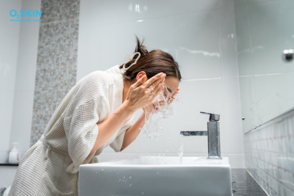 Chăm sóc da mụn đúng cách vào mùa hè để tránh kích ứng