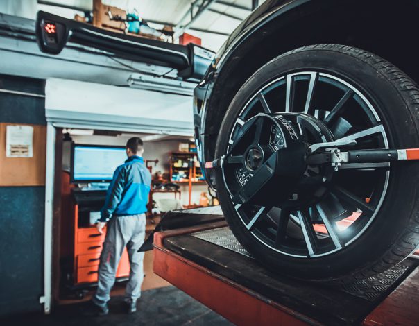 Kỹ thuật viên thực hiện cân bằng động lốp xe bằng máy chuyên dụng để khắc phục rung vô lăng