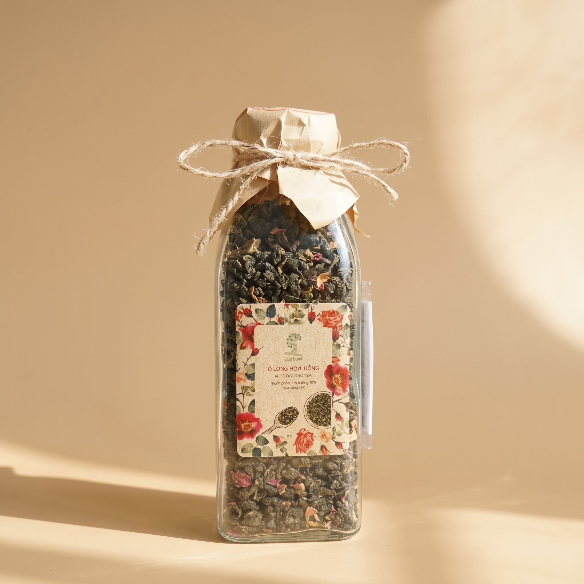 Trà OoLong Hoa Hồng trong Chai thủy tinh. Trà lá rời, được đựng trong chai thuỷ tinh có nắp , chai trà thuỷ tinh trong suốt có thể nhìn thấy trà và hoa bên trong. Mỗi lần uống lấy 1 ít pha, sau đó đậy