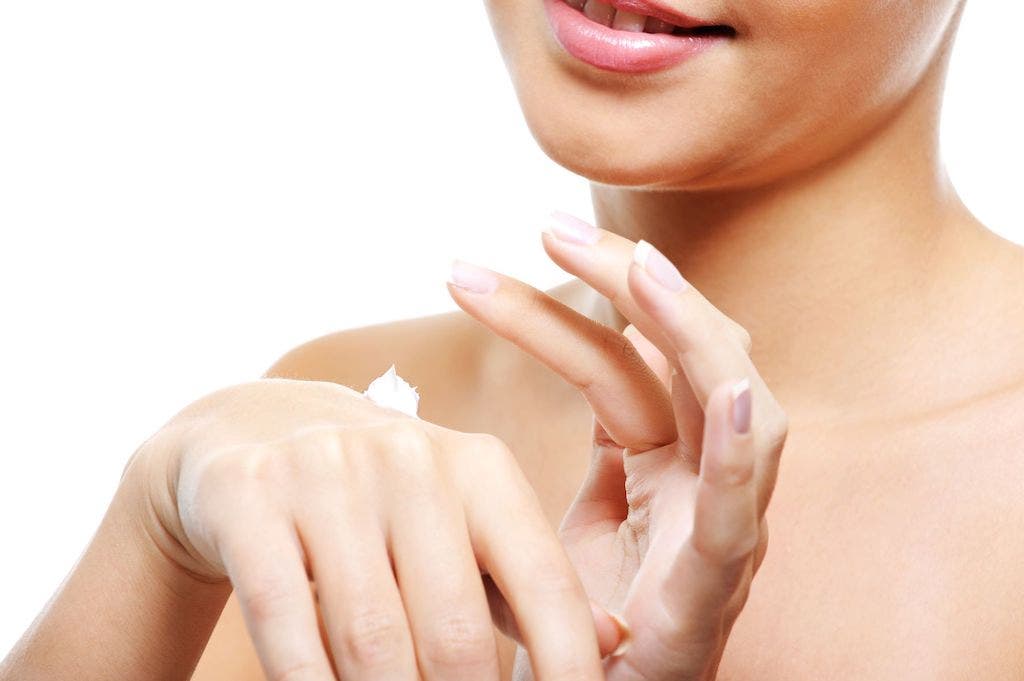 So sánh serum và kem dưỡng ẩm cho da nhạy cảm