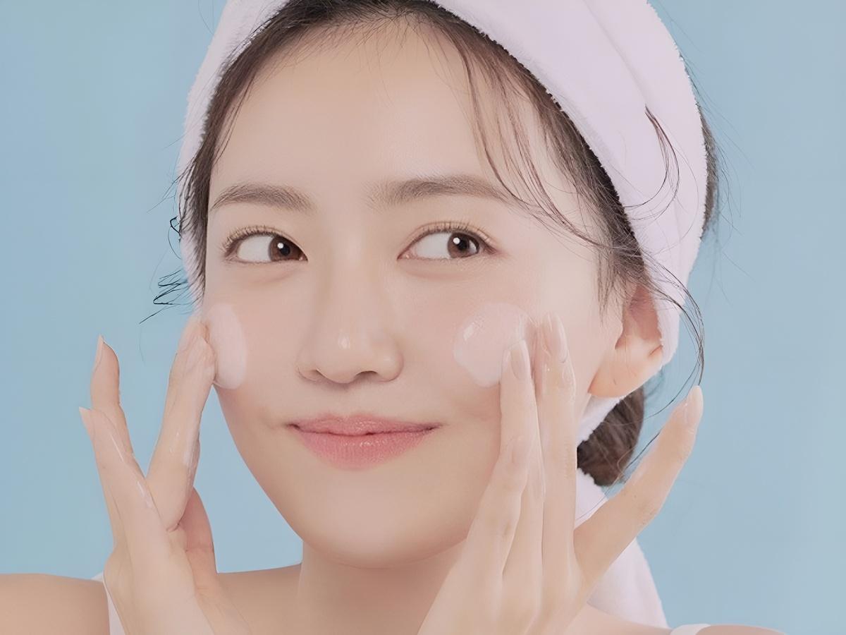 Người ngồi văn phòng thường xuyên phải đối mặt với tình trạng da khô và yếu đi nhanh chóng do môi trường máy lạnh thiếu ẩm.