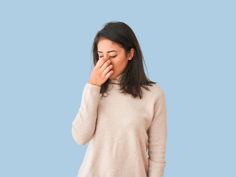 Phụ nữ mệt mỏi, thể hiện dấu hiệu lão hóa da mặt và sụp mí