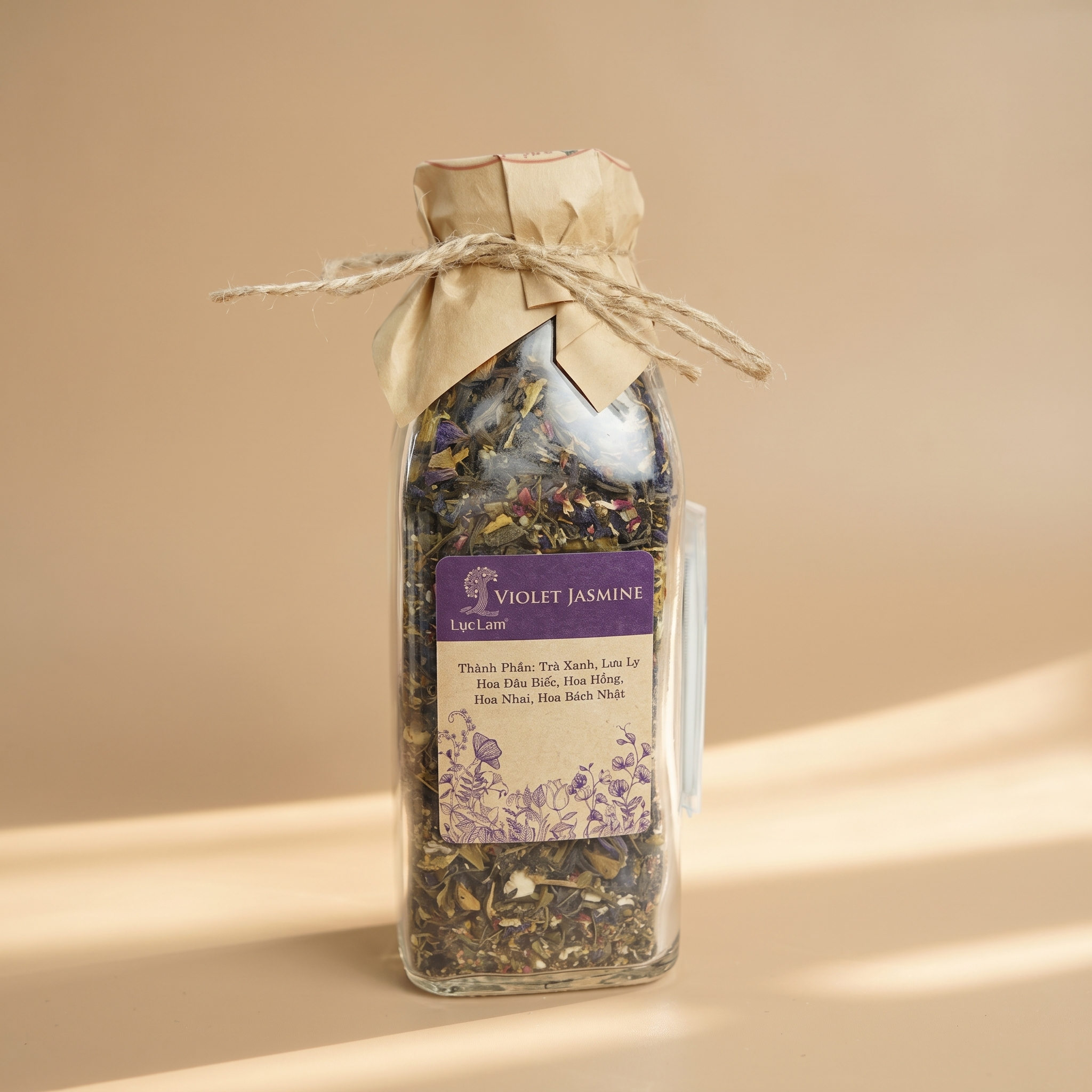 Trà Violet Jasmine trong Chai thủy tinh. Trà lá rời, được đựng trong chai thuỷ tinh có nắp , chai trà thuỷ tinh trong suốt có thể nhìn thấy trà và hoa bên trong. Mỗi lần uống lấy 1 ít pha, sau đó đậy