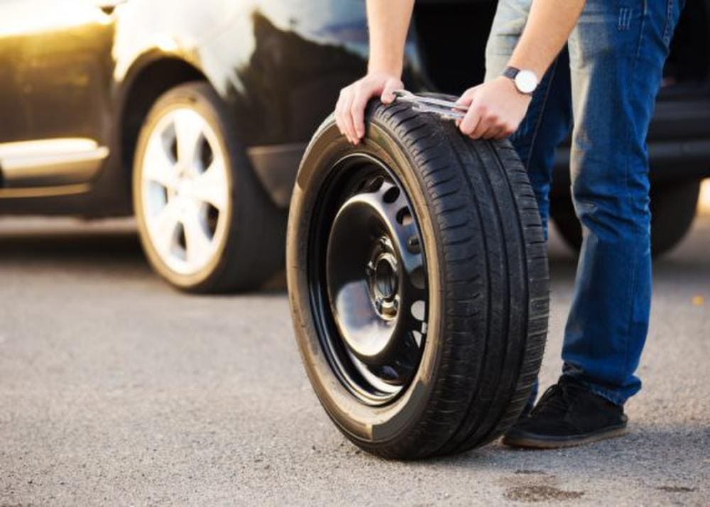Thay lốp dự phòng khi lốp chính gặp sự cố
