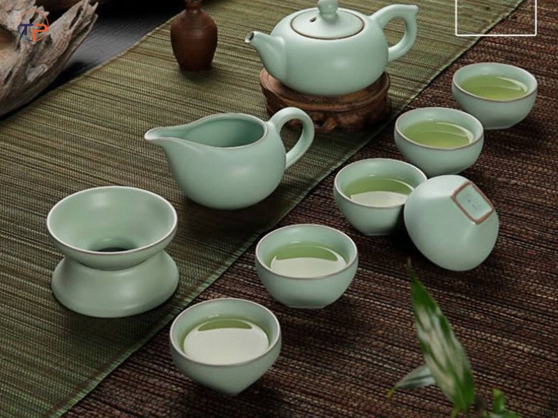 Bộ ấm trà cao cấp đặt trên bàn làm việc, biểu tượng cho sự sang trọng và tính ứng dụng lâu dài trong không gian doanh nghiệp