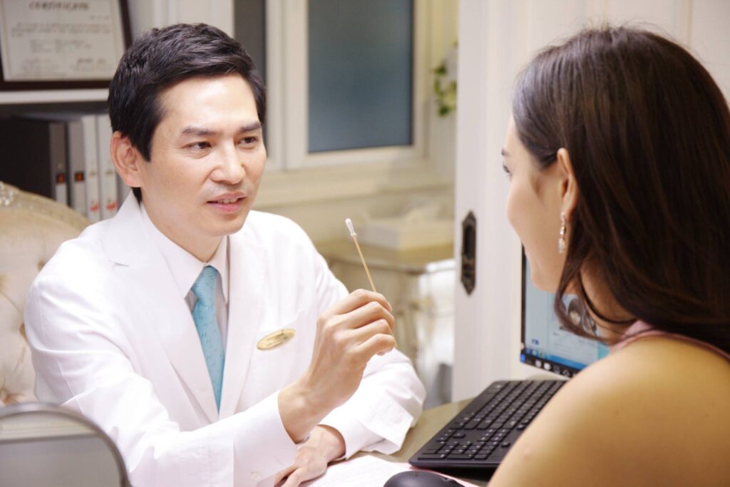 Bác sĩ thẩm mỹ thăm khám và đánh giá tình trạng mũi phức tạp