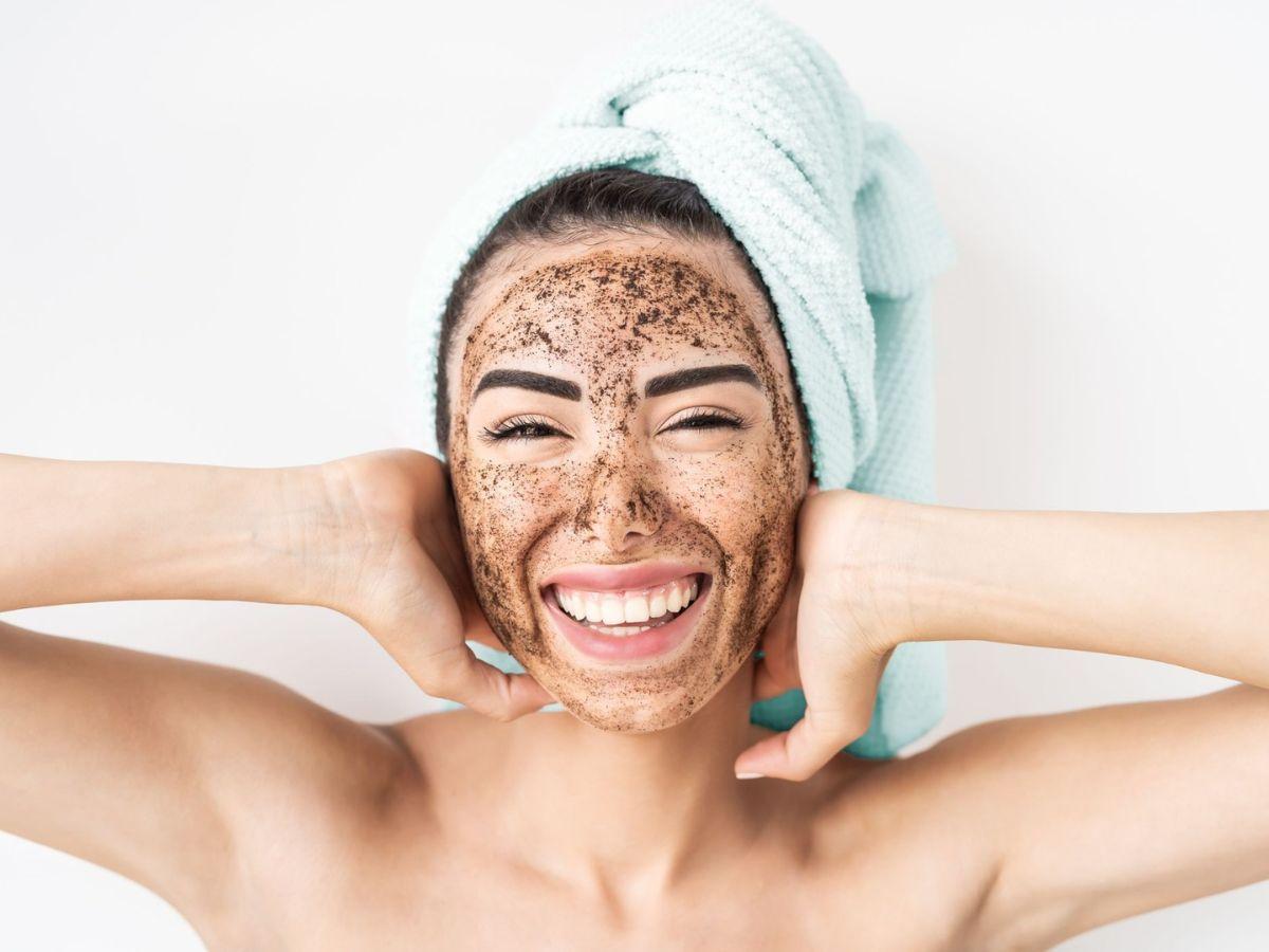 Tẩy tế bào chết giúp làm sạch sâu, loại bỏ da chết tích tụ gây xỉn màu và cải thiện hiệu quả thẩm thấu dưỡng chất.