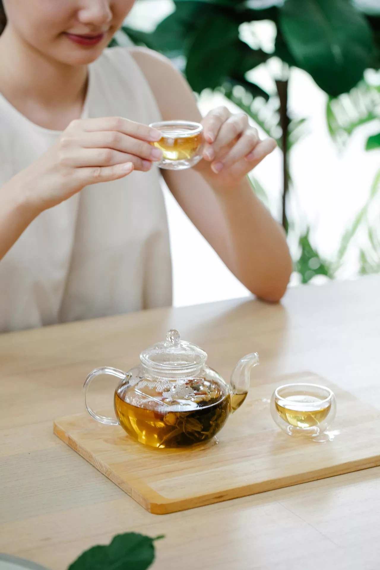 Cô gái tận hưởng tách trà thảo mộc ấm nóng giúp thư giãn tinh thần trước khi ngủ