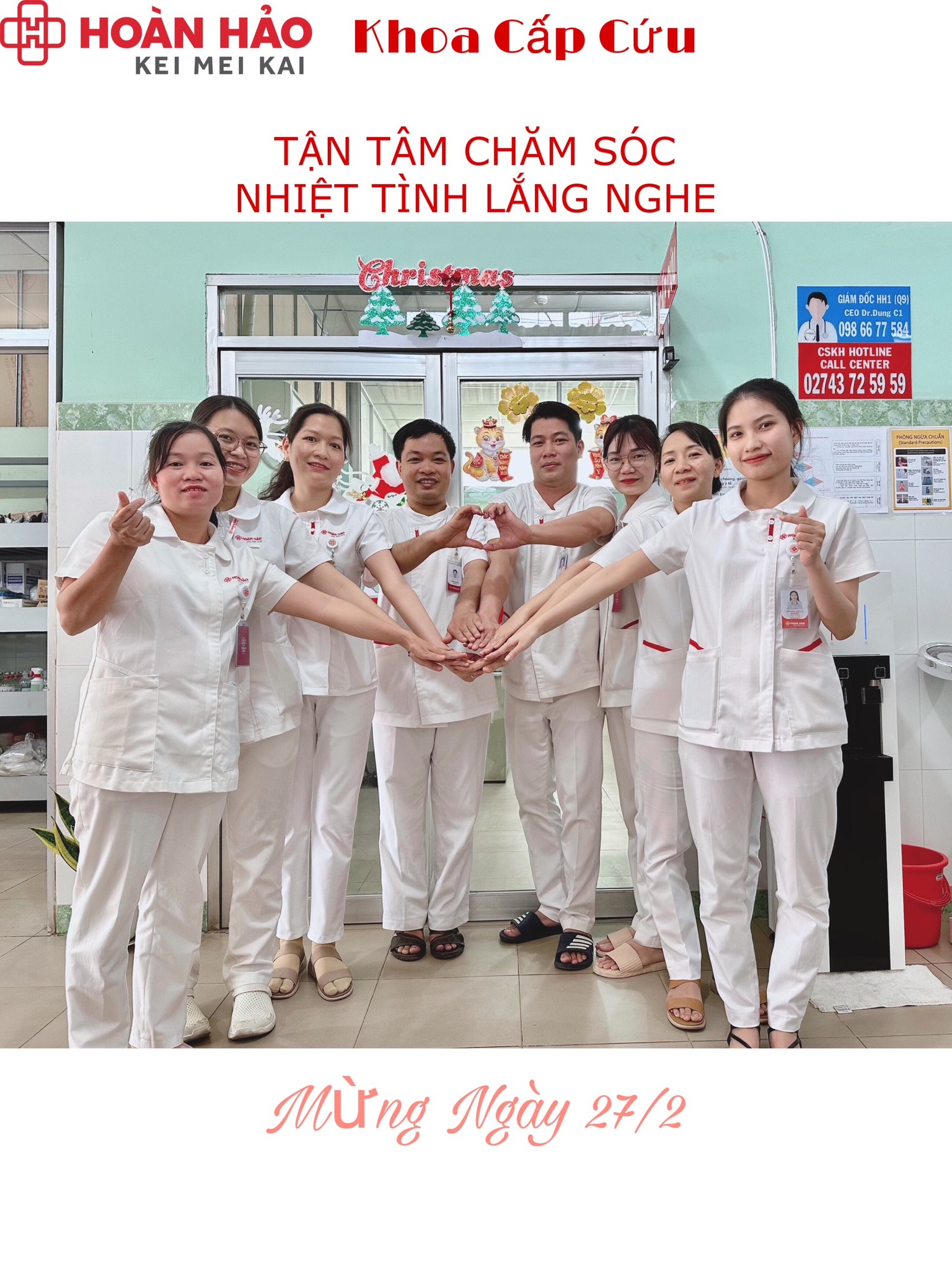 Tám nhân viên y tế (đội ngũ) đang tạo hình trái tim bằng tay, mặc đồng phục blouse trắng (áo khoác y tế) cổ bẻ, vải cotton, viền đỏ, túi trước, trong phòng cấp cứu, ánh sáng đèn huỳnh quang.