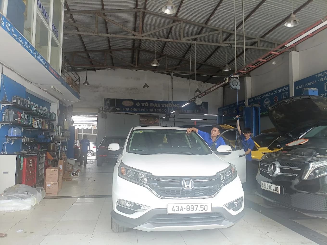Xe ô tô đang được kiểm tra kỹ thuật tại trung tâm dịch vụ lốp uy tín để cân chỉnh thước lái chính xác.