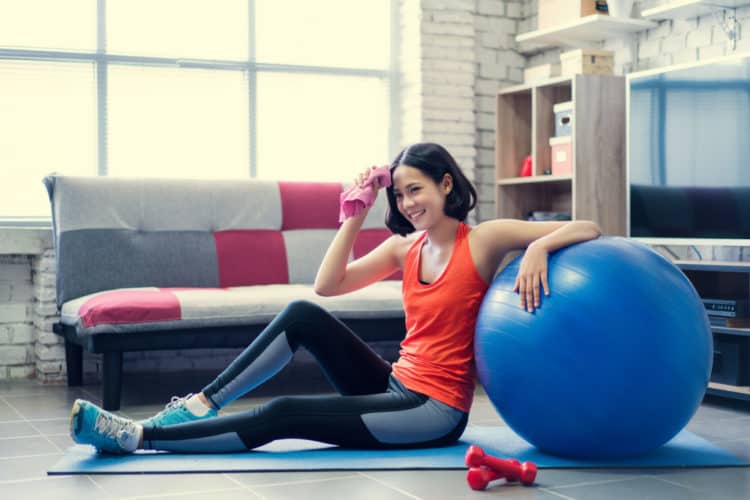 Môi trường ẩm ướt và mồ hôi tích tụ gây bít tắc nang lông trầm trọng