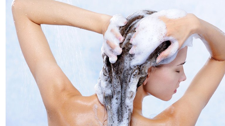 Tia UV tác động trực tiếp kích hoạt phản ứng viêm trên bề mặt da mụn