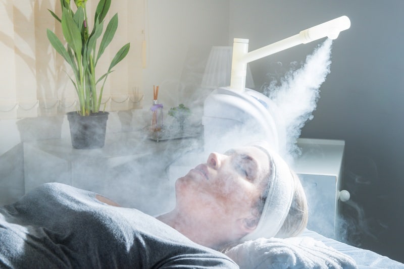 Người dùng tránh massage mặt sớm sau khi tiêm filler để đảm bảo an toàn