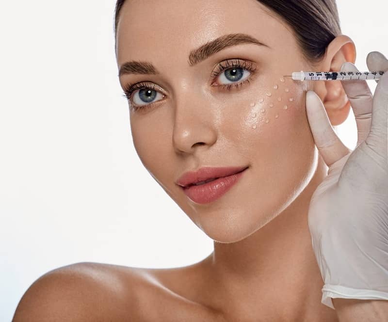 Minh họa chăm sóc vùng da mặt nhẹ nhàng sau khi tiêm filler an toàn