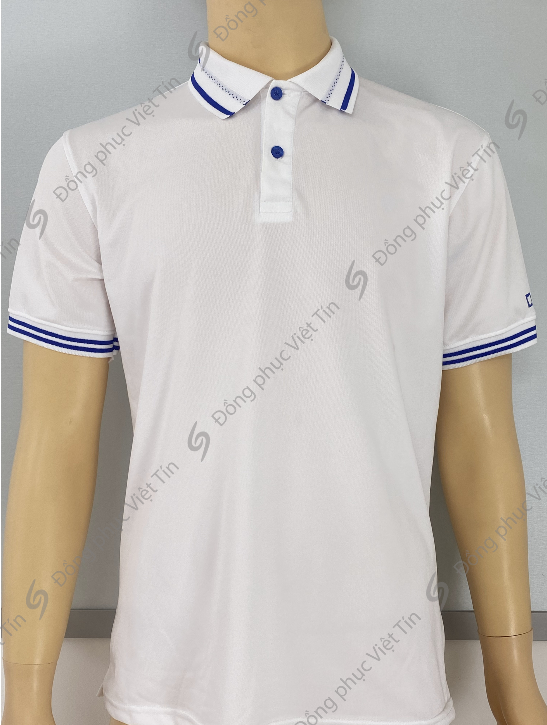 Áo polo nam màu trắng, cổ và tay áo có viền sọc xanh dương, chất liệu Poly cao cấp, dày dặn đứng form, cúc áo màu xanh, mặc trên ma-nơ-canh, phông nền xám nhạt.